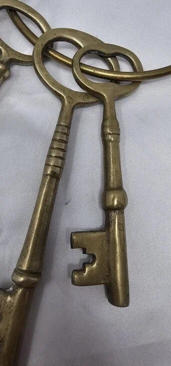 Vtg 5 Large Brass Skeleton Keys Ring Prop Jail Prison Gate Decorative Victorian - Picture 6 of 11